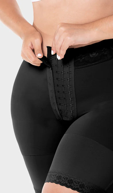 Hour-Glass Short with Fastening