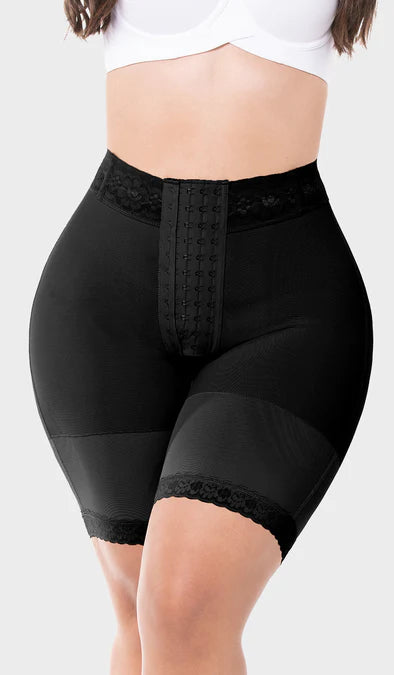 Hour-Glass Short with Fastening